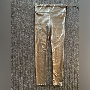 BLACK LIQUID LEGGINGS
NWOT
BLACK- full solid deep black in color